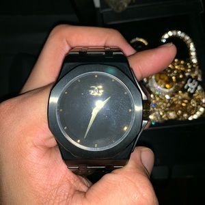 I am selling a watch, i have only wore it 3 times.